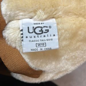 Lace up UGGS NEW without Tags